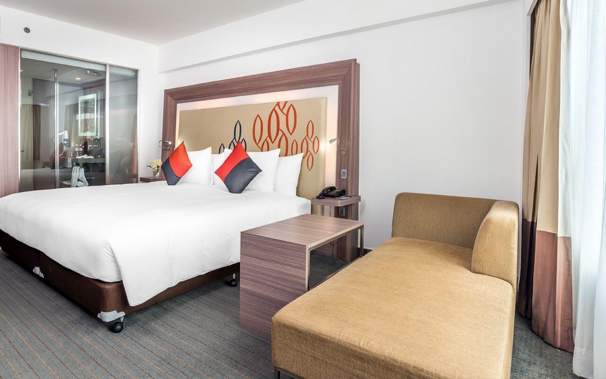 Hilton Garden Inn Bangkok Silom Exterior foto