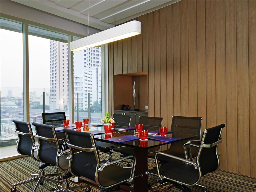 Hilton Garden Inn Bangkok Silom Exterior foto