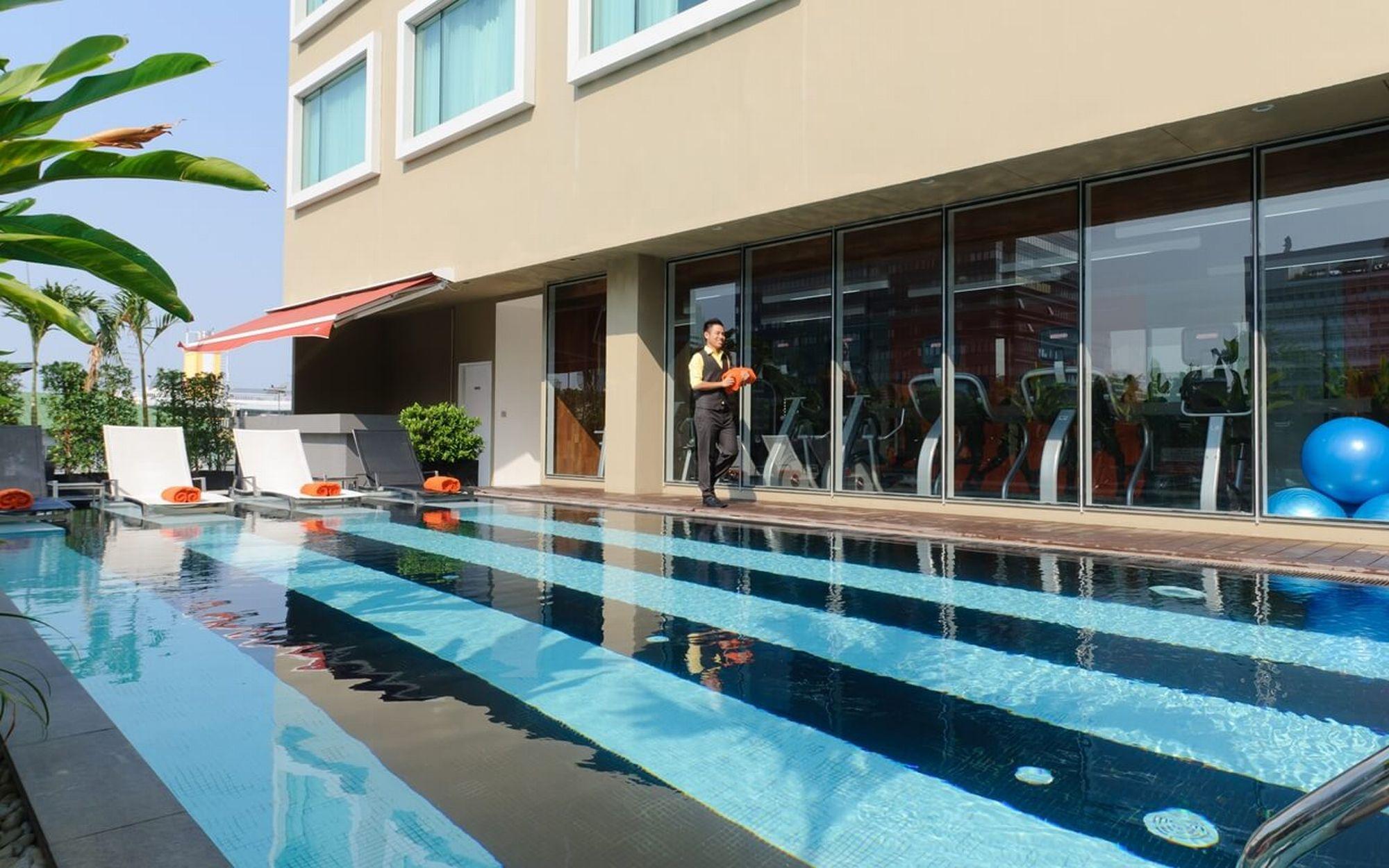 Hilton Garden Inn Bangkok Silom Exterior foto