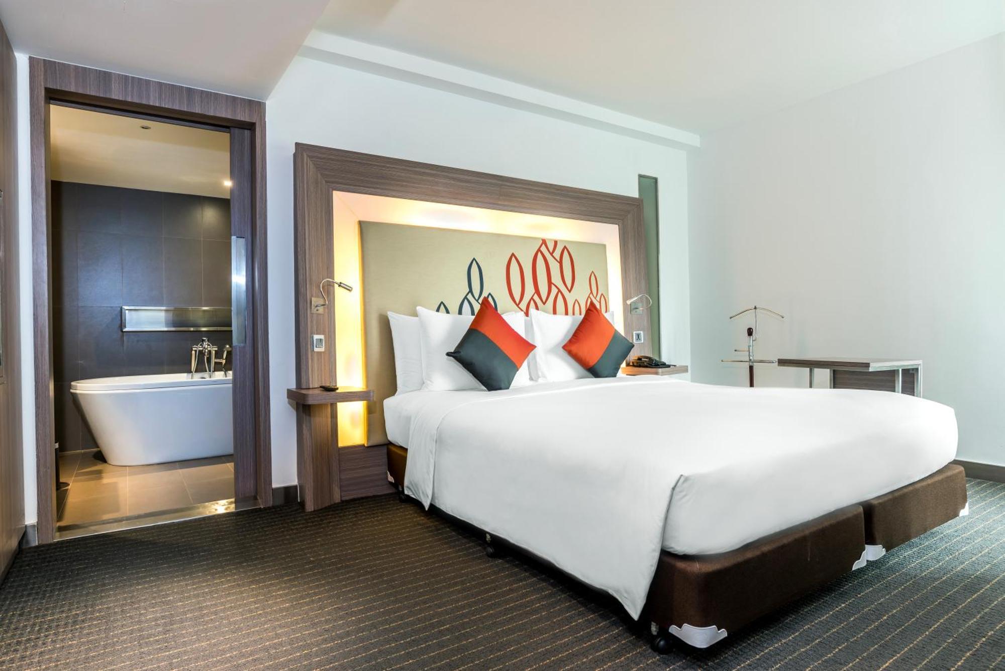 Hilton Garden Inn Bangkok Silom Exterior foto