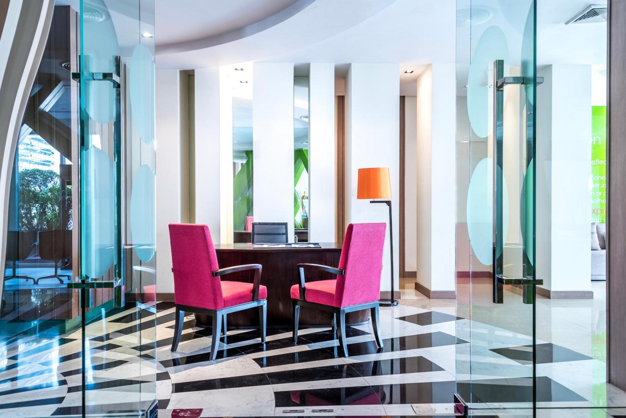 Hilton Garden Inn Bangkok Silom Exterior foto