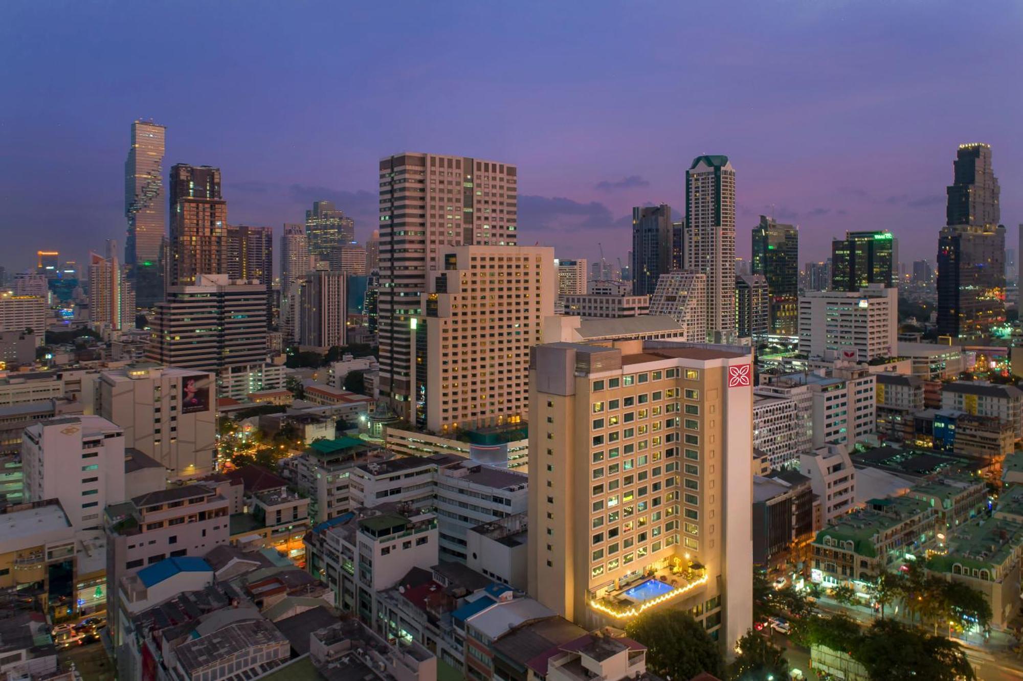 Hilton Garden Inn Bangkok Silom Exterior foto