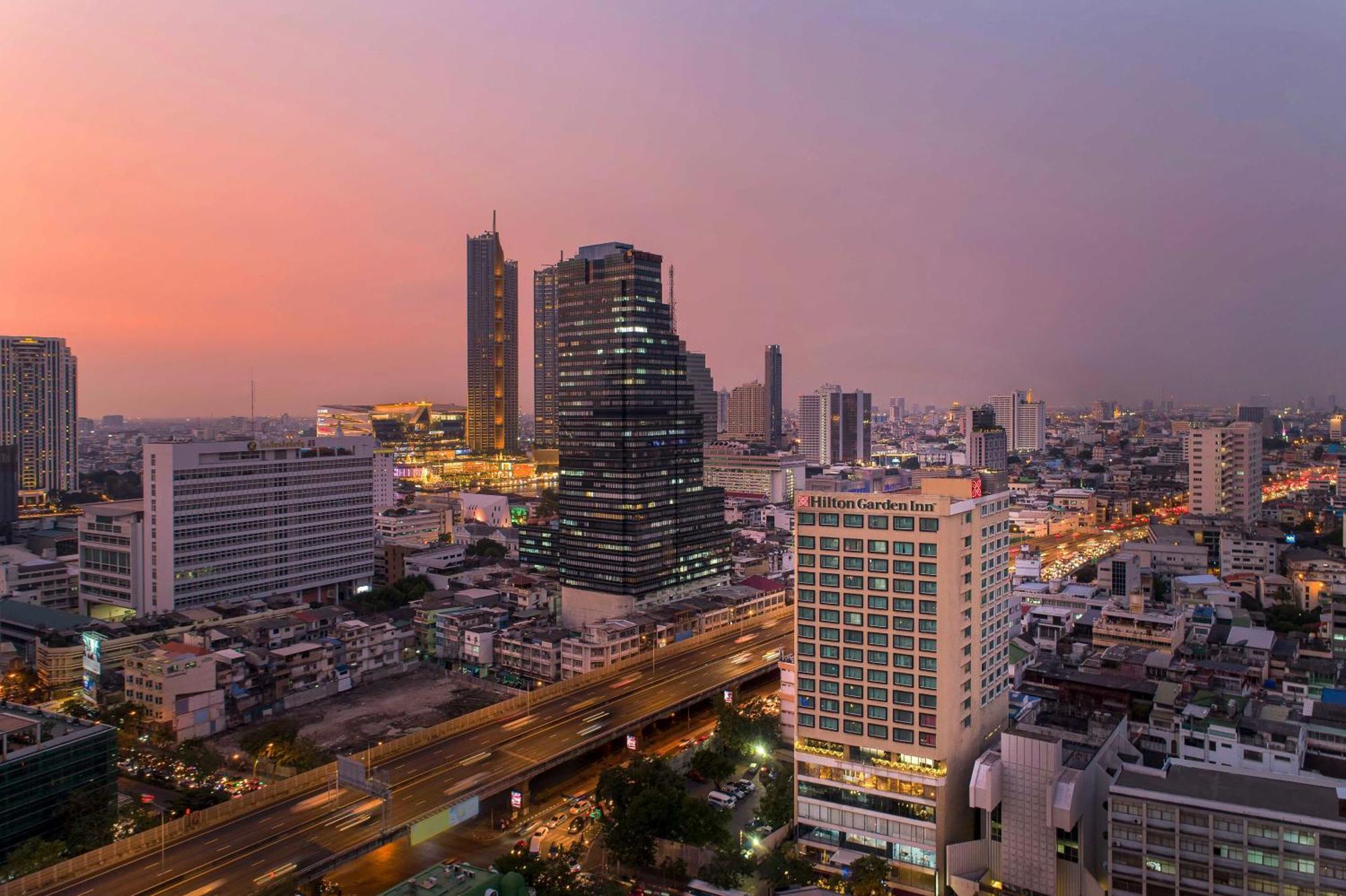 Hilton Garden Inn Bangkok Silom Exterior foto