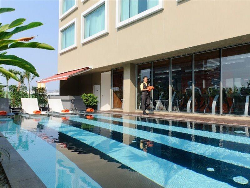 Hilton Garden Inn Bangkok Silom Exterior foto