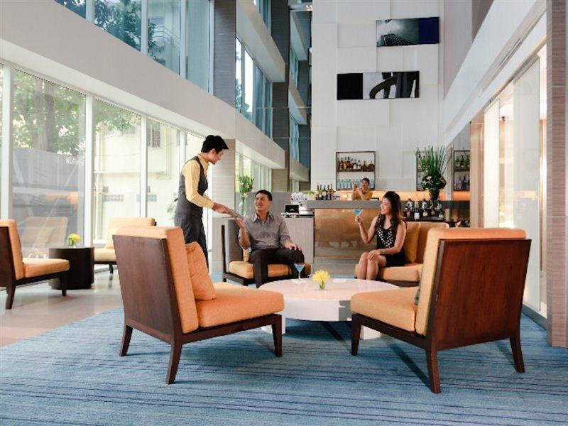 Hilton Garden Inn Bangkok Silom Exterior foto