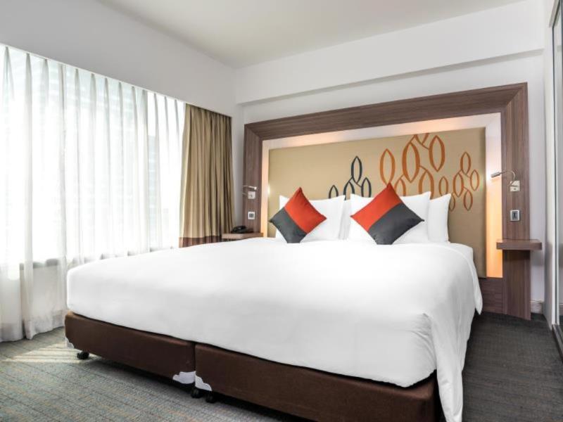 Hilton Garden Inn Bangkok Silom Exterior foto
