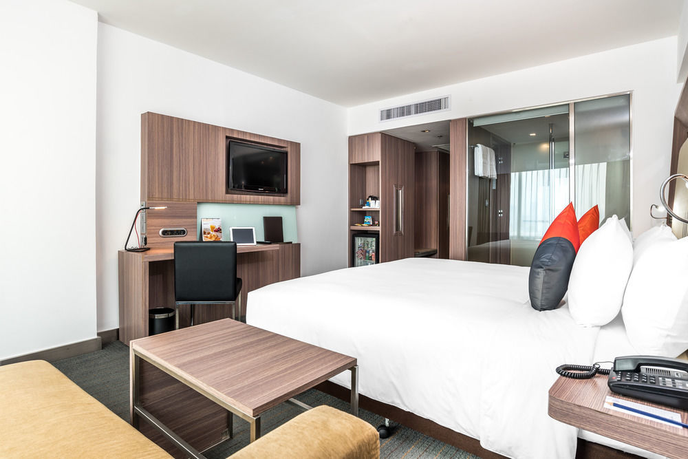 Hilton Garden Inn Bangkok Silom Exterior foto