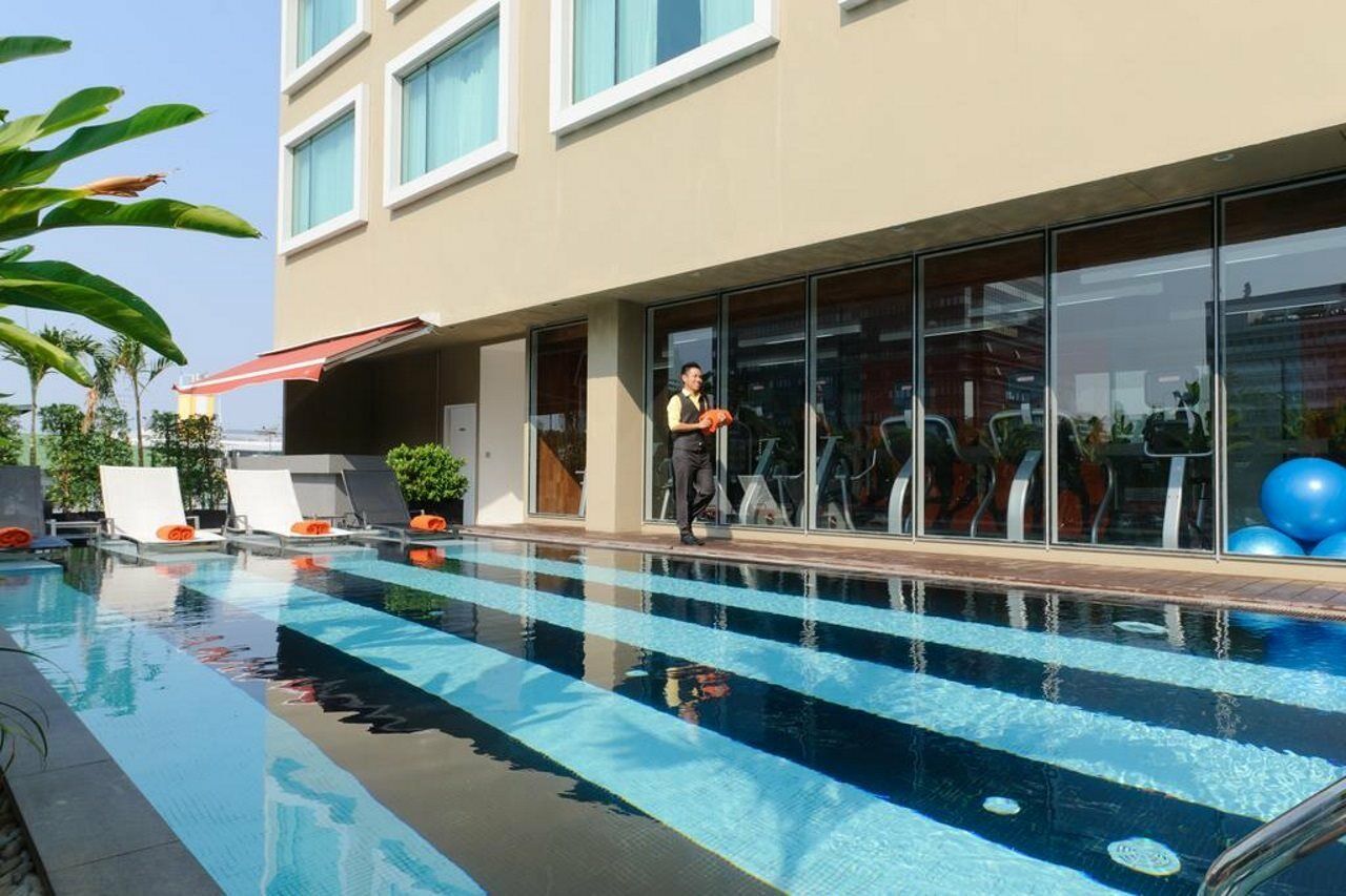 Hilton Garden Inn Bangkok Silom Exterior foto