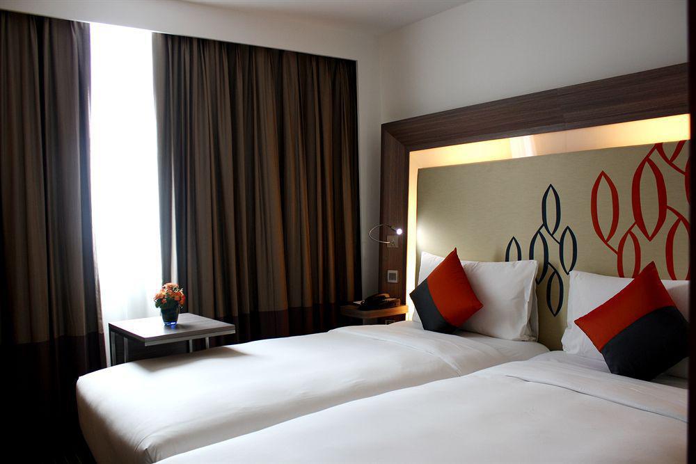 Hilton Garden Inn Bangkok Silom Exterior foto