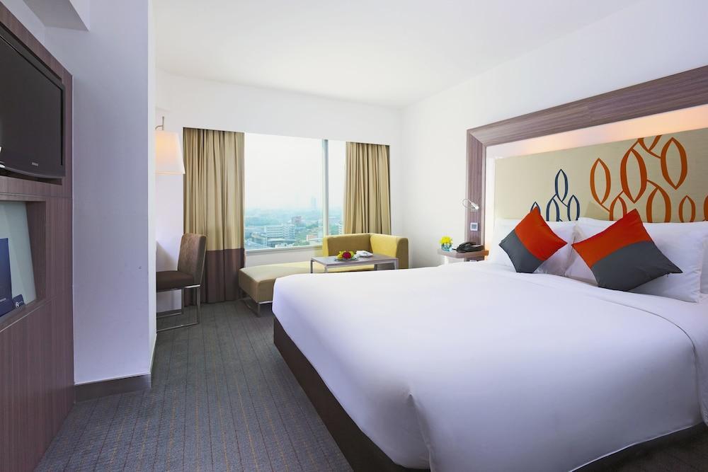 Hilton Garden Inn Bangkok Silom Exterior foto
